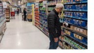 Casi 5 de 10 compradores se endeudan en los súper, según UBA