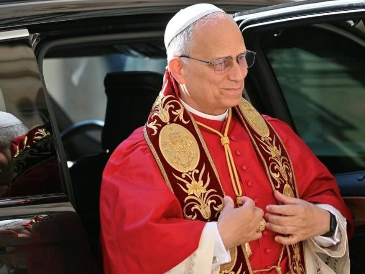 Pomp, pageantry as Pope Leo crosses Rome on first trip abroad