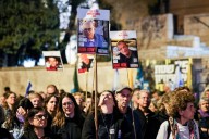 Hamas entregó más cuerpos de rehenes israelíes y crece la tensión por el ingreso de ayuda humanitaria en Gaza