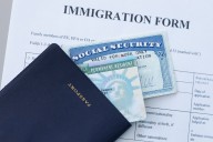 Estafan a inmigrante: pagó $38,000 para tramitar su Green Card y le enviaron documentos falsos