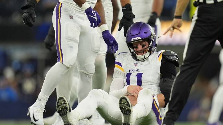 QB Carson Wentz endures painful night as Vikings fall to Chargers