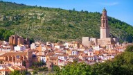 El pueblo medieval cercano a Aragón con un castillo árabe y casas de piedra ideal para una excursión