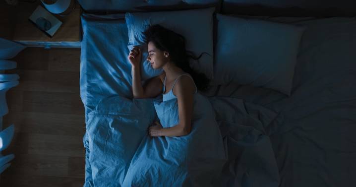 Qué deberías comer y beber para dormir mejor, según investigaciones científicas