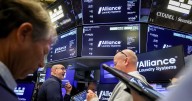 S&P 500 cerró cerca de máximos históricos, mientras el petróleo repuntó con fuerza