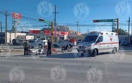 Omite motociclista luz roja y se estrella con camioneta