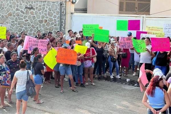 Cierran oficinas de CFE; exigen luz en escuela en Acapulco