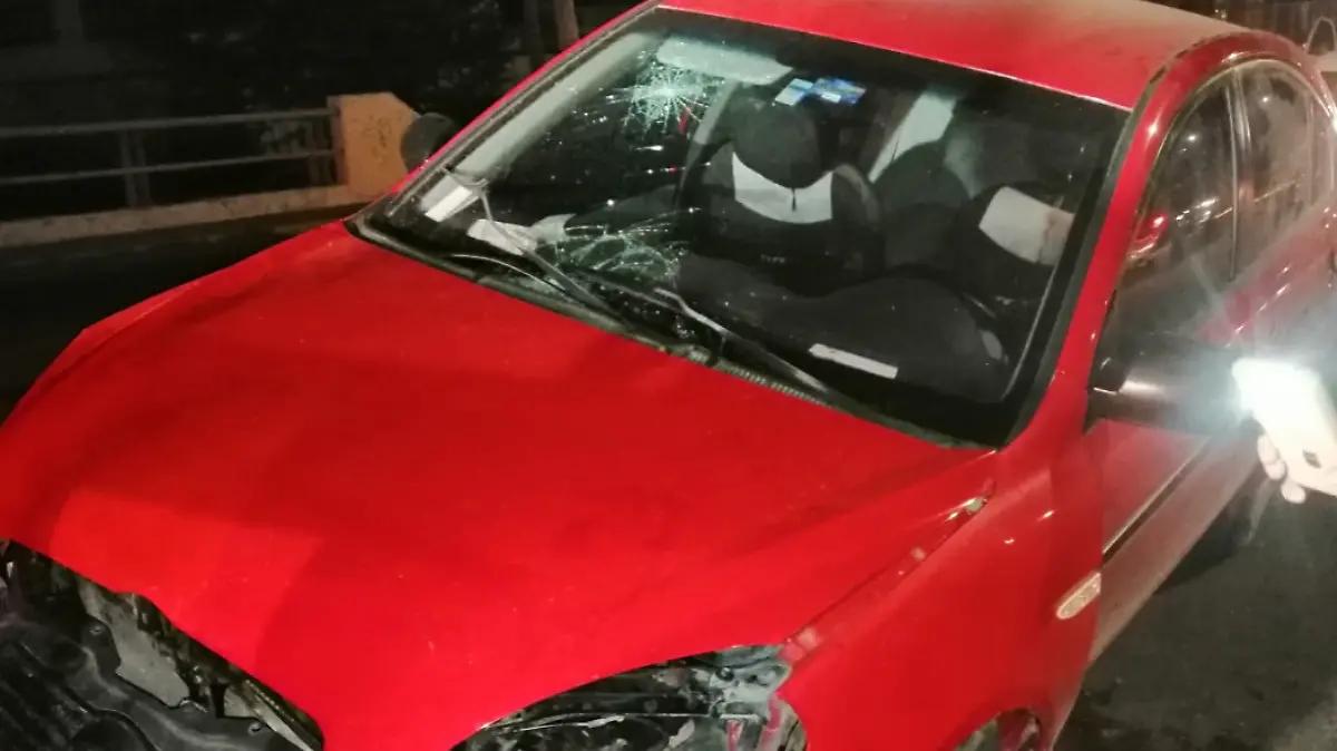 Choca vehículo con camellón en el periférico Luis Donaldo Colosio