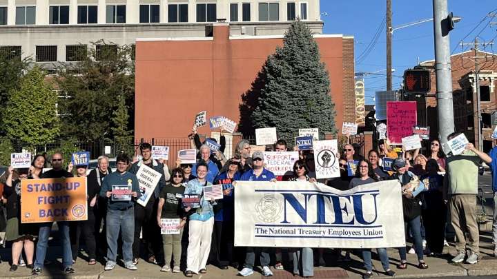 NKY federal workers rally in Covington, call for end to government shutdown