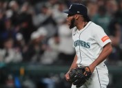 Eduard Bazardo consolida su rol en el bullpen de Seattle con actuación clave en postemporada