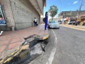 Desagües sin tapas en la avenida Miranda con calle Azcúe es un riesgo para los peatones