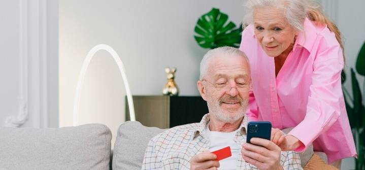 Personas que utilizan el celular a mayor edad tienen mejor salud mental, asegura un estudio