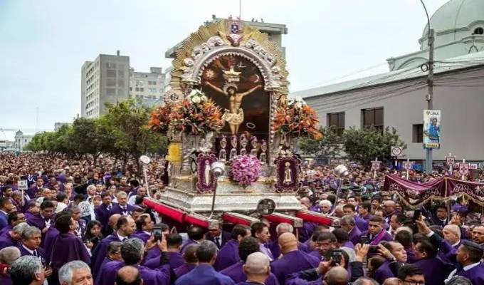 Señor de los Milagros sale en su quinto recorrido del mes: miles de files acompañan al Cristo Moreno