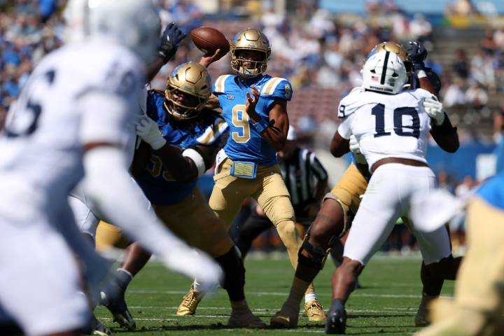 Deadspin | Nico Iamaleava's 5 touchdowns help UCLA upset No. 7 Penn State