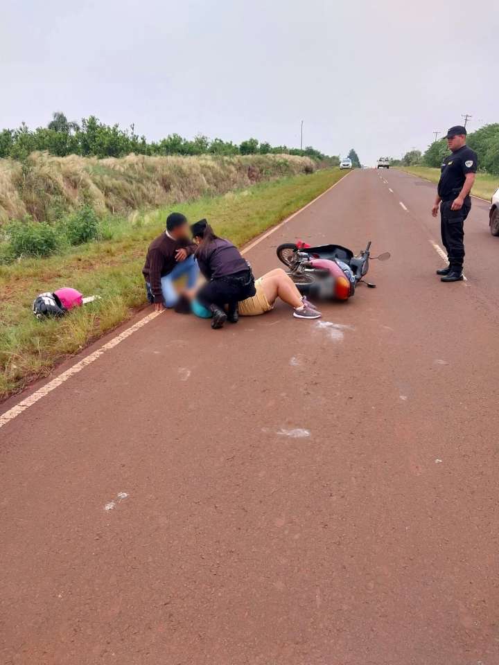 Beba de 11 meses resultó ilesa tras despistar en una motocicleta junto a sus padres