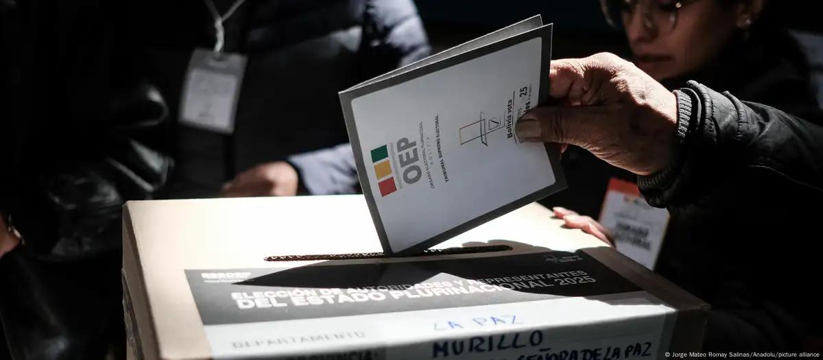 Bolivia realiza elecciones en inédita segunda vuelta presidencial