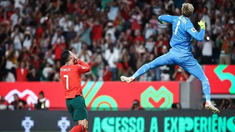 ¡De no creer! Cristiano Ronaldo intentó un 'Panenka', pero falló tras espectacular atajada de arquero de Irlanda