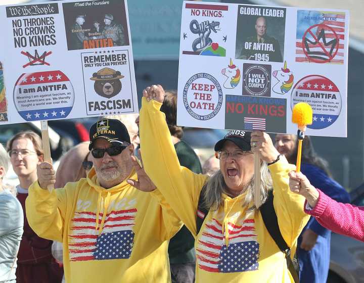 Sakonnet protests draw hundreds