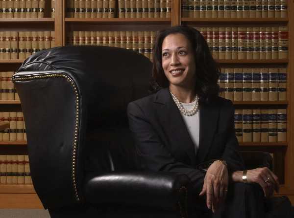 Kamala Harris no descarta contender por la presidencia de EU