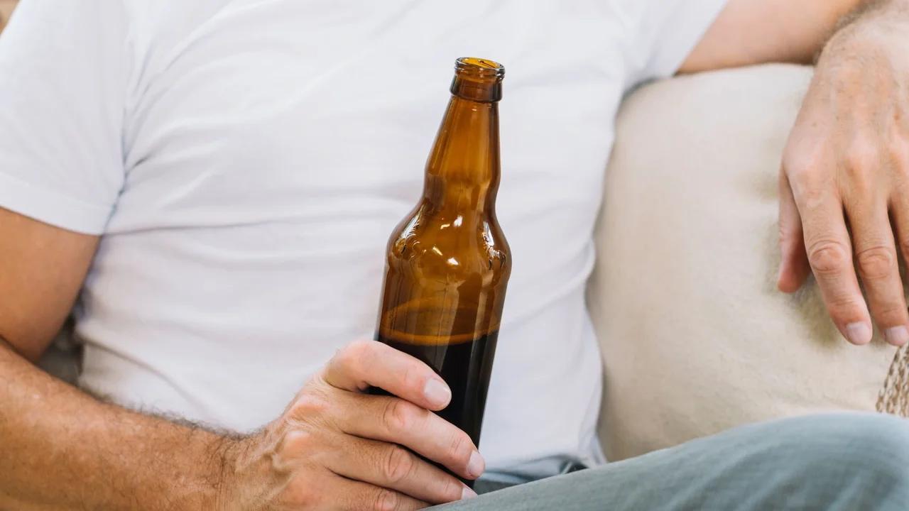 ¿Qué hacer si se consume alcohol adulterado, según los consejos de expertos?