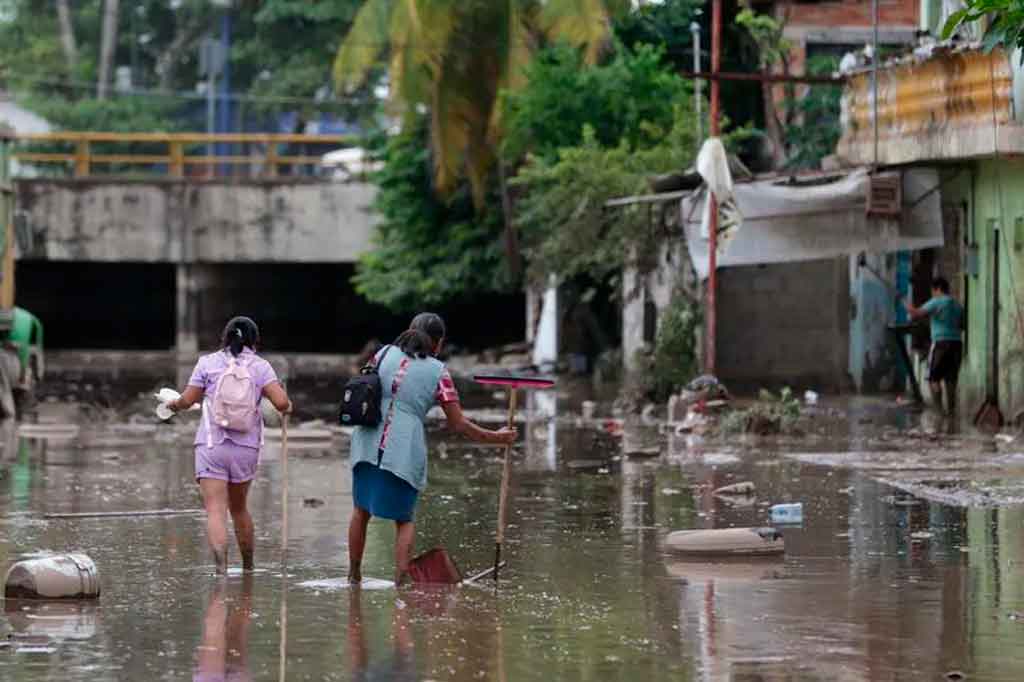 Suben a 64 los fallecidos por intensas lluvias en México