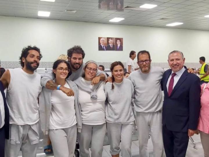 La delegación mexicana de la Global Sumud Flotilla detenida por Israel vuela de camino hacia México