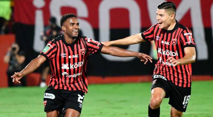 Alajuelense ganó 2-0 a Saprissa y es el nuevo líder de la Liga Promerica 2025