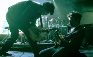 Una tierra de tormentas de rock crudo