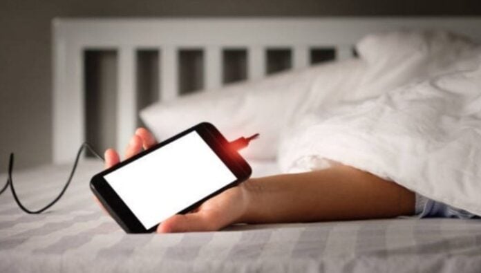 Adolescente venezolana muere electrocutada mientras cargaba su celular en Perú