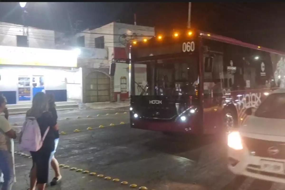 Bloquean avenida Gobernadores por quejas contra el servicio de transporte Ko’ox en Campeche