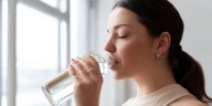 ¿Agua, café y té, todos cuentan? Beber entre siete y ocho vasos al día puede sumar años de vida y bienestar