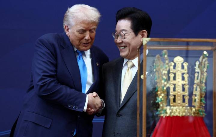 Trump gets huge gold crown in South Korea as host hails his 'golden age'