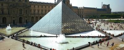 Cuatro personas desarmadas roban joyería real del Museo de Louvre en París