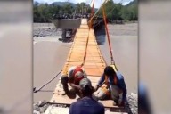 Construyen pobladores puente provisional en Veracruz