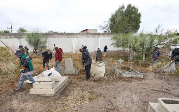 Limpian cementerios ante próxima celebración del Día de Muertos