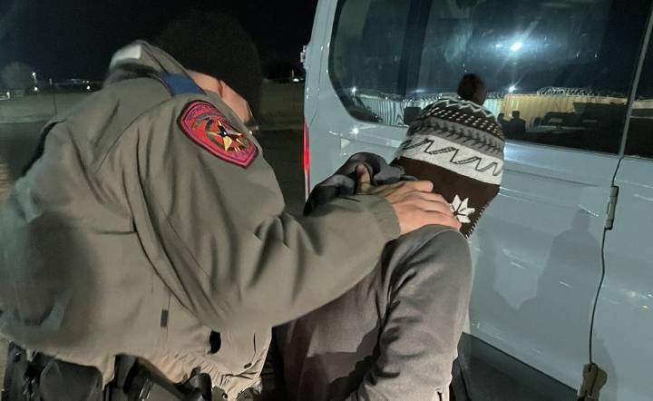 Bloquean orden que obligaba a jefe migratorio a informar de detenciones en Chicago