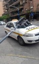 Cayó un semáforo en esquina de Barrio Norte sobre un taxi
