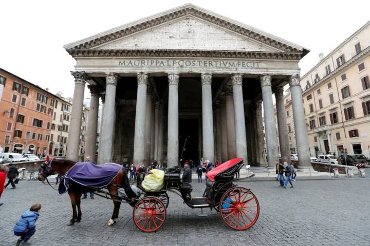 Un turista muere al caer del muro perimetral del Panteón de Roma