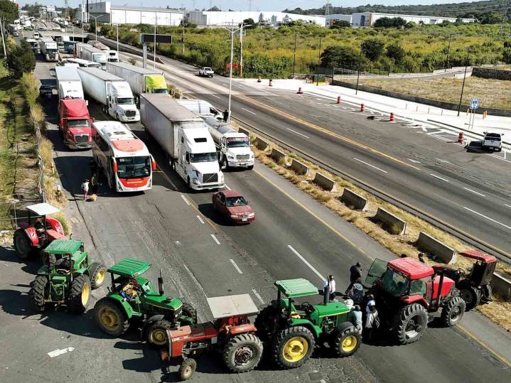 Productores desquician carretas en paro masivo; rechazan propuesta del gobierno