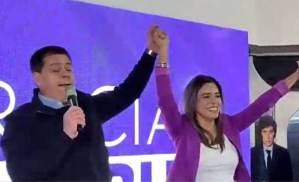 Festejos en el búnker de Frías en Comodoro y hubo dedicatorias para Torres