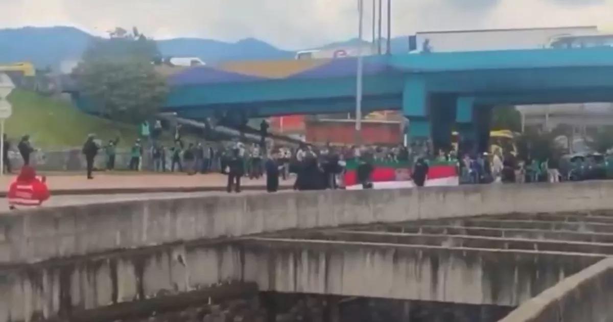 Protesta indígena en la Calle 26 provoca afectaciones en la movilidad de Bogotá