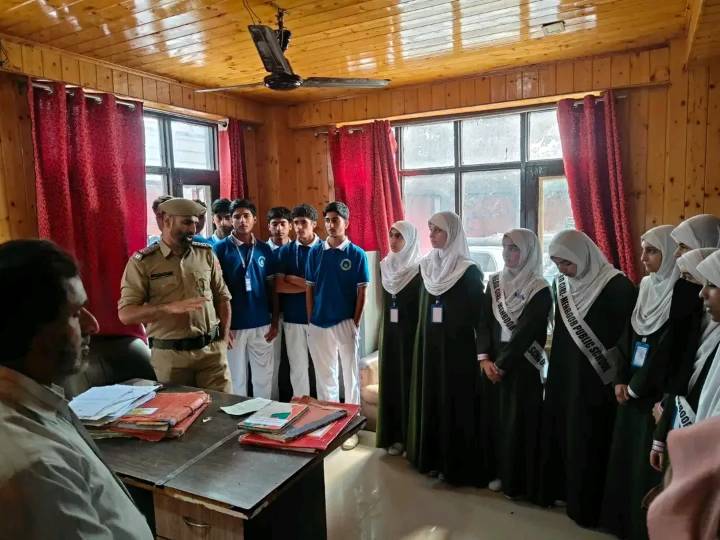 Police engage with youth by organising educational visit of students to Police Stations in Srinagar