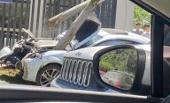 Tremendo choque en La Plata: un auto se estrelló contra un poste y quedó destruido