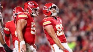 Patrick Mahomes y Travis Kelce lideran victoria de Chiefs