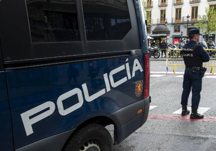 Detienen a un padre por violar a su hija de 8 años junto con otros dos hombres en Madrid