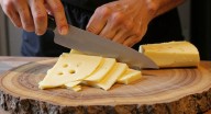 Alerta de la FDA: queso retirado por posible contaminación con listeria en EE.UU.