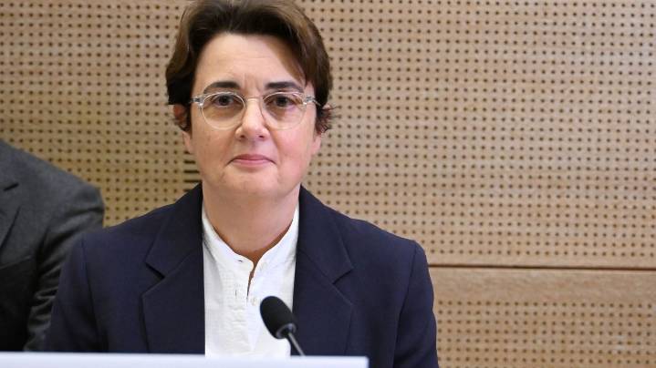 Louvre director acknowledges failure after jewel heist and says she offered to resign