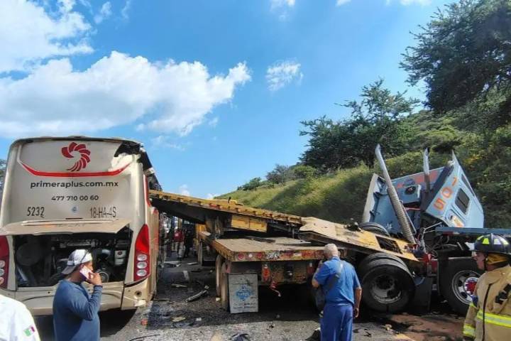 Choque múltiple involucra autobús de pasajeros en Jalisco