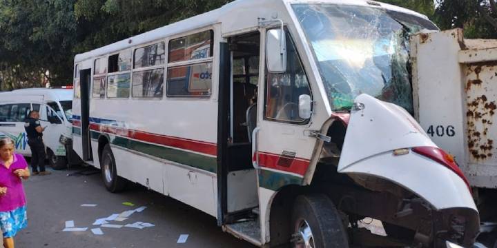 Camión del municipio de Ecatepec se queda sin frenos y deja 14 lesionados en choque múltiple l Video