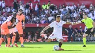 Las dos jugadas polémicas que el Barça protesta tras caer ante el Sevilla: un dudoso penalti y una posible falta previa