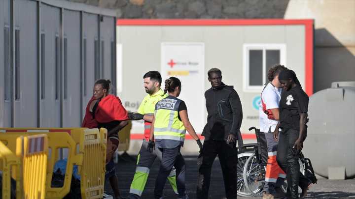 Salvamento Marítimo rescata un cayuco con 72 personas en aguas próximas a El Hierro